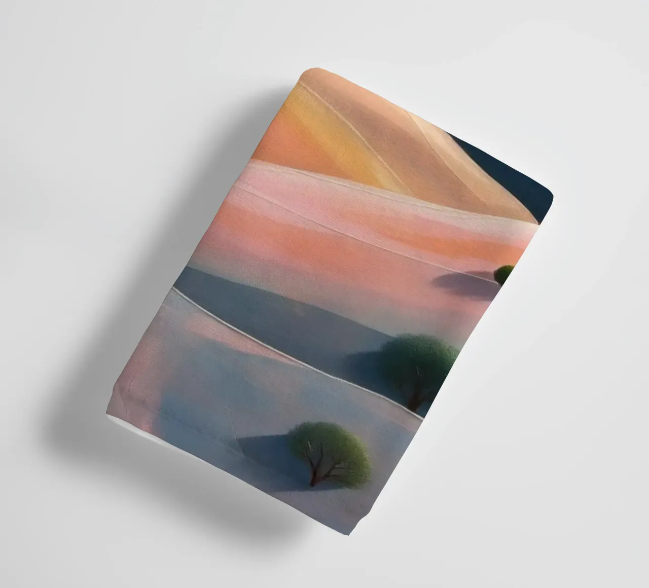 Colline colorate e ondulate sotto un cielo luminoso con nuvole soffici asciugamano da bagno da DesignDoodle