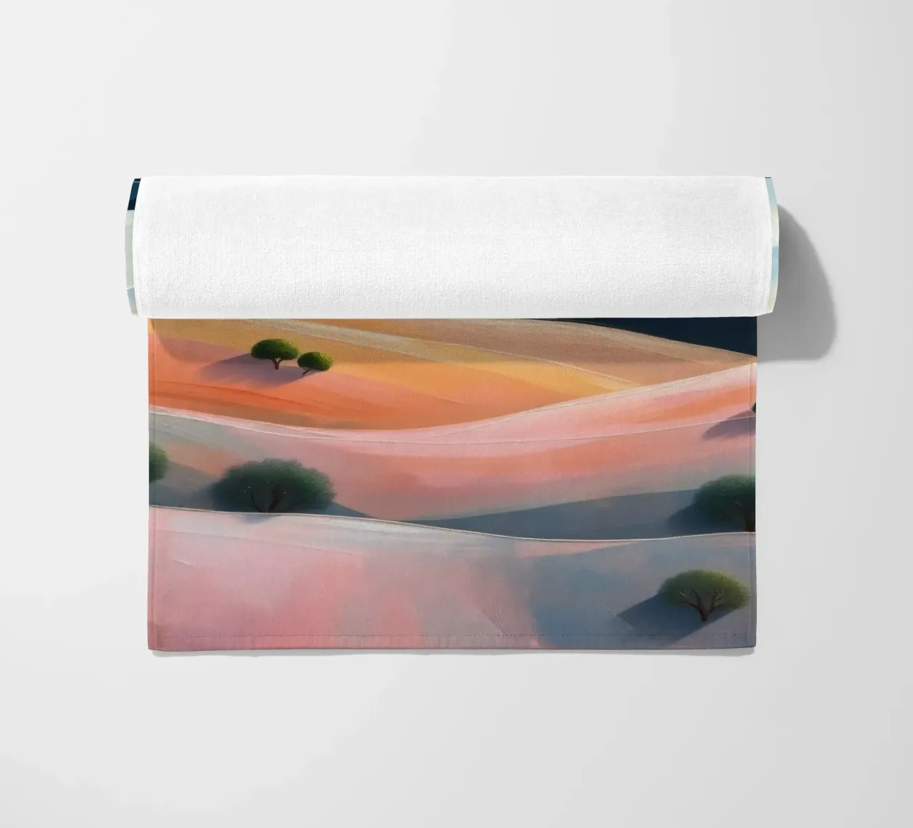 Colline colorate e ondulate sotto un cielo luminoso con nuvole soffici telo mare da DesignDoodle