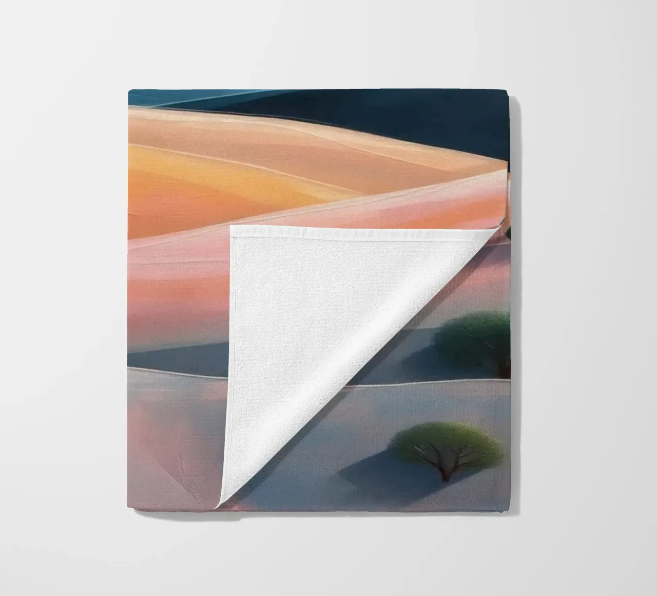 Colline colorate e ondulate sotto un cielo luminoso con nuvole soffici telo mare da DesignDoodle