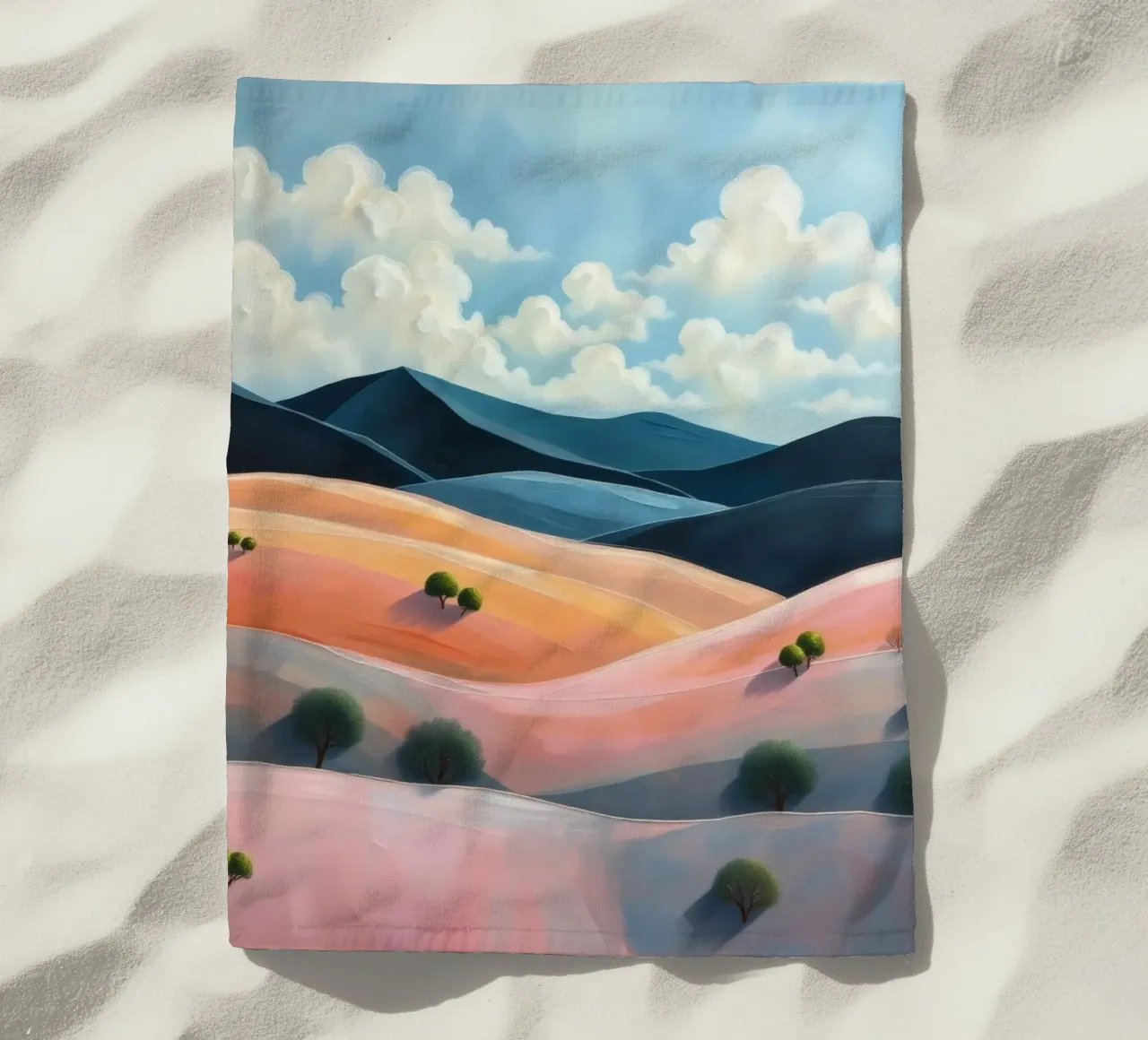 Colline colorate e ondulate sotto un cielo luminoso con nuvole soffici telo mare da DesignDoodle