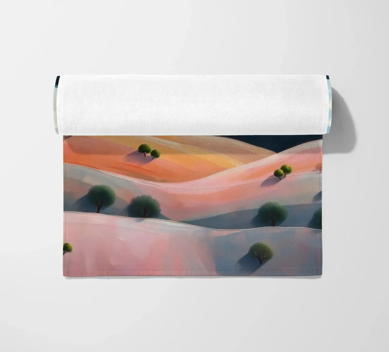 Colline colorate e ondulate sotto un cielo luminoso con nuvole soffici telo mare da DesignDoodle