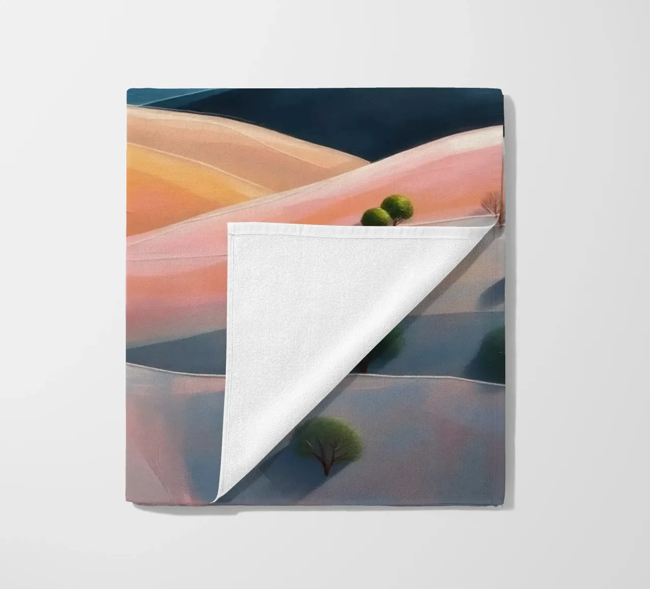 Colline colorate e ondulate sotto un cielo luminoso con nuvole soffici telo mare da DesignDoodle