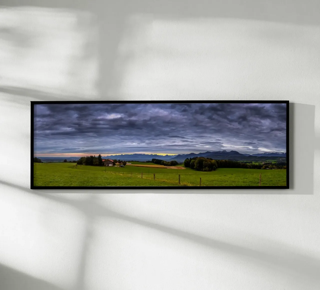 Nuvole di pioggia e panorama del tramonto poster con telaio in legno da 5ecken