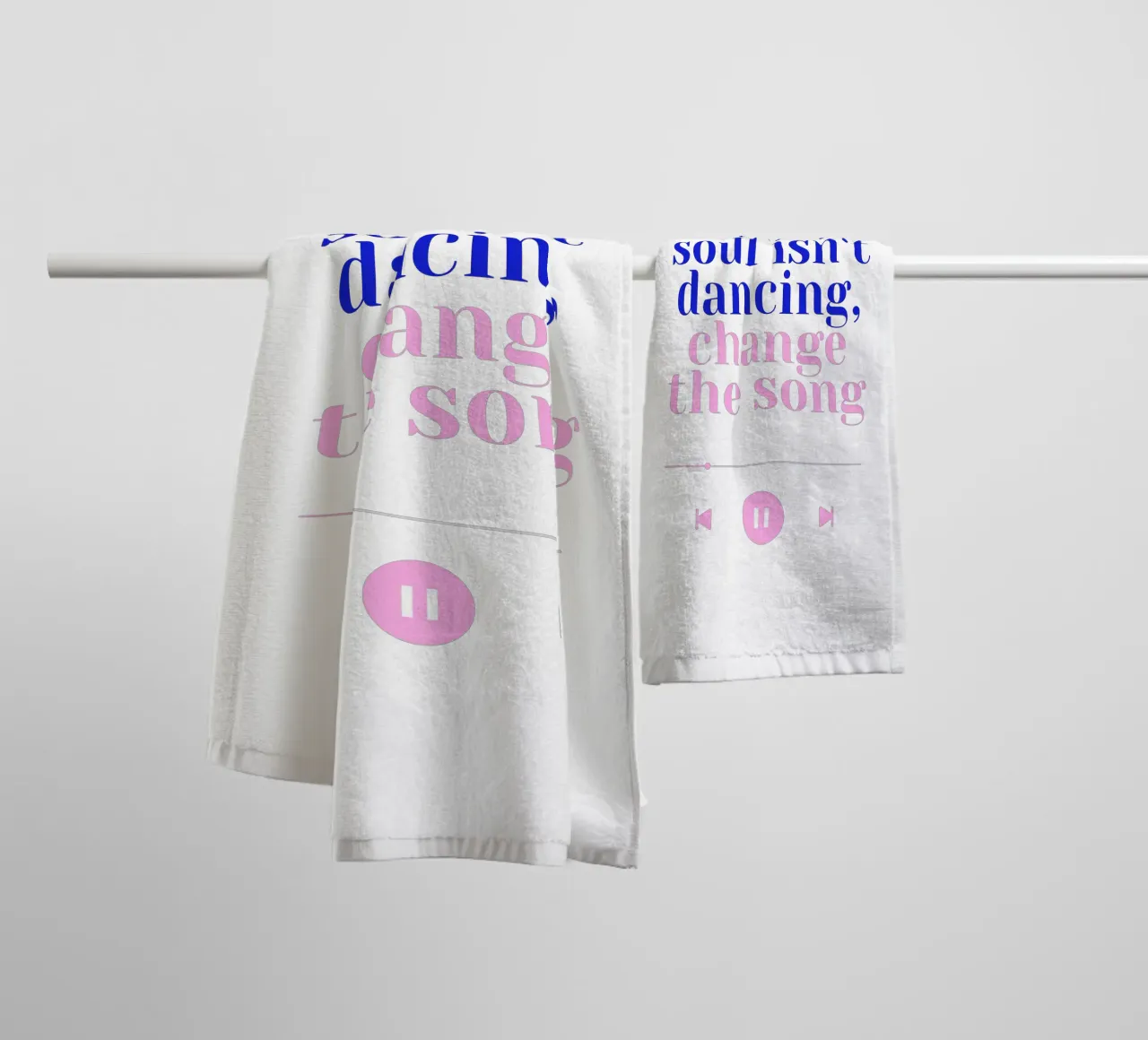 If your soul isn't dancing, change the song II asciugamano da bagno da Bureau Purpur