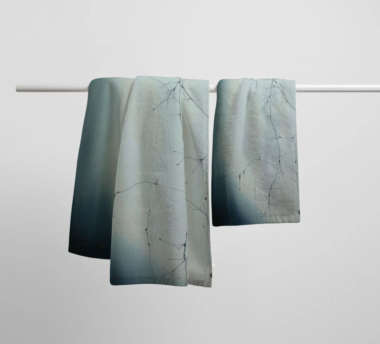 Abstraktes Kunstwerk, das verschlungene Verzweigungsmuster darstellt Handtuch von DesignDoodle
