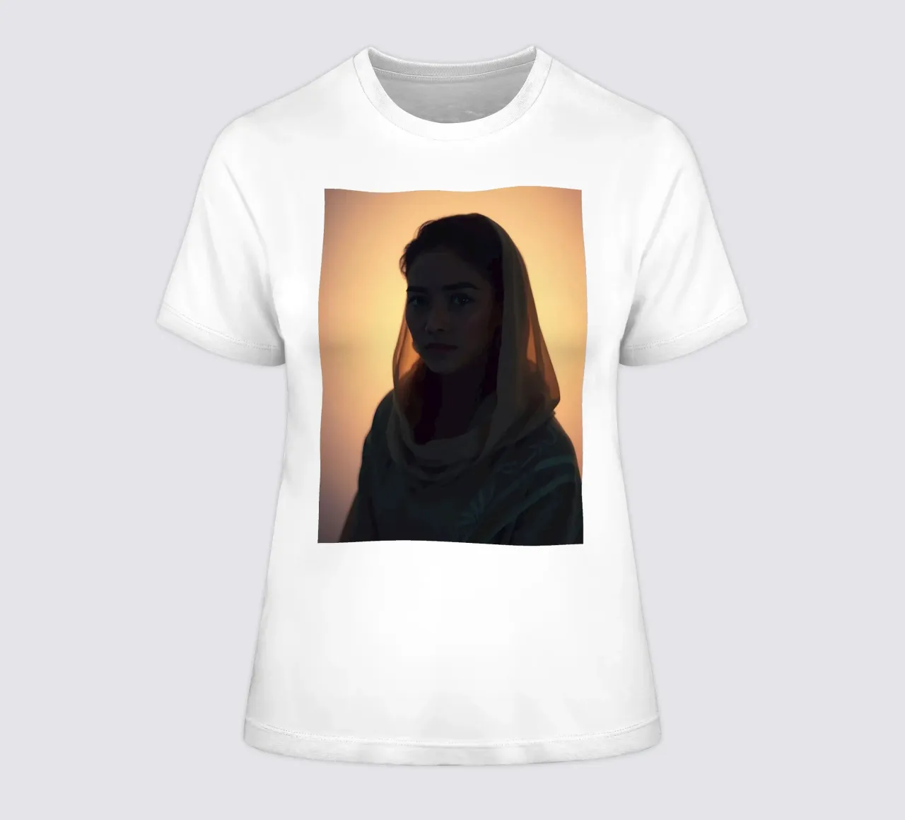 Porträt einer Frau in weicher Beleuchtung mit Kopftuchgarnitur Frauen T-Shirt von DesignDoodle