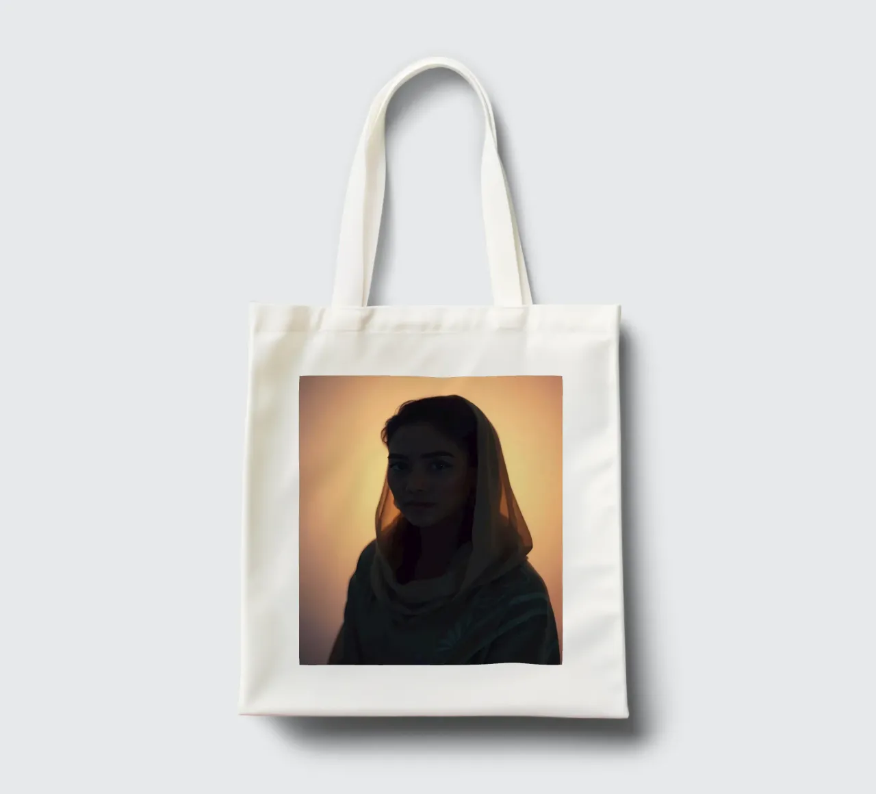Ritratto di donna con luci soffuse e foulard borsa in juta da DesignDoodle