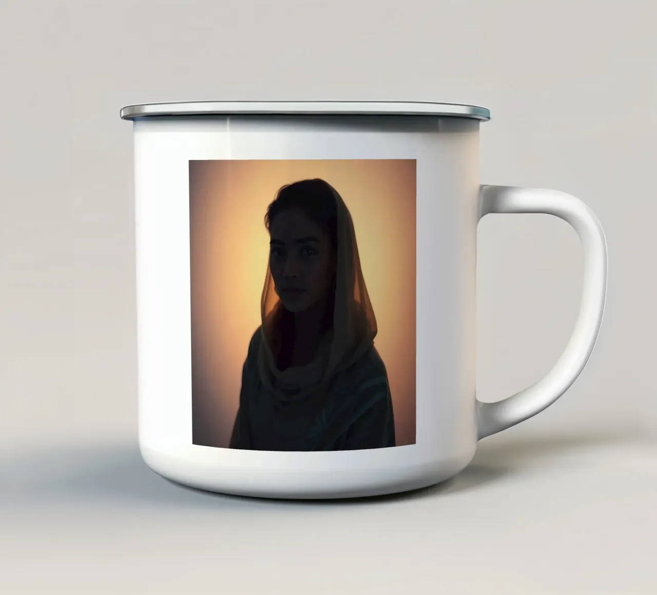 Ritratto di donna con luci soffuse e foulard tazza in smalto da DesignDoodle