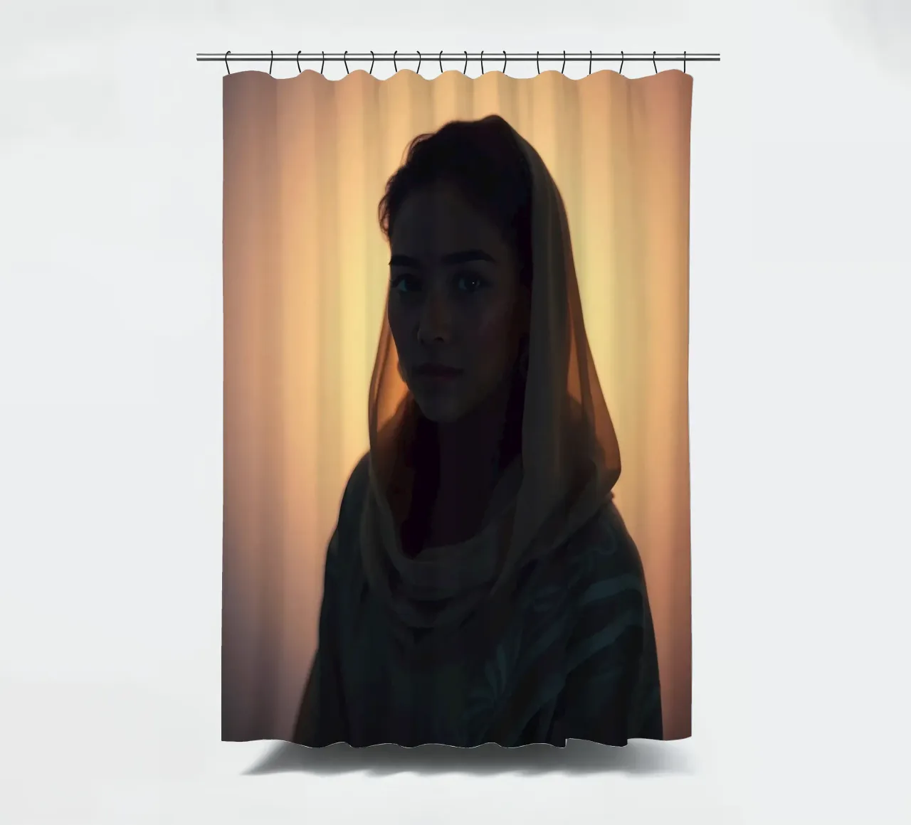Portret van een vrouw in zachte verlichting met hoofddoekset douchegordijn van DesignDoodle