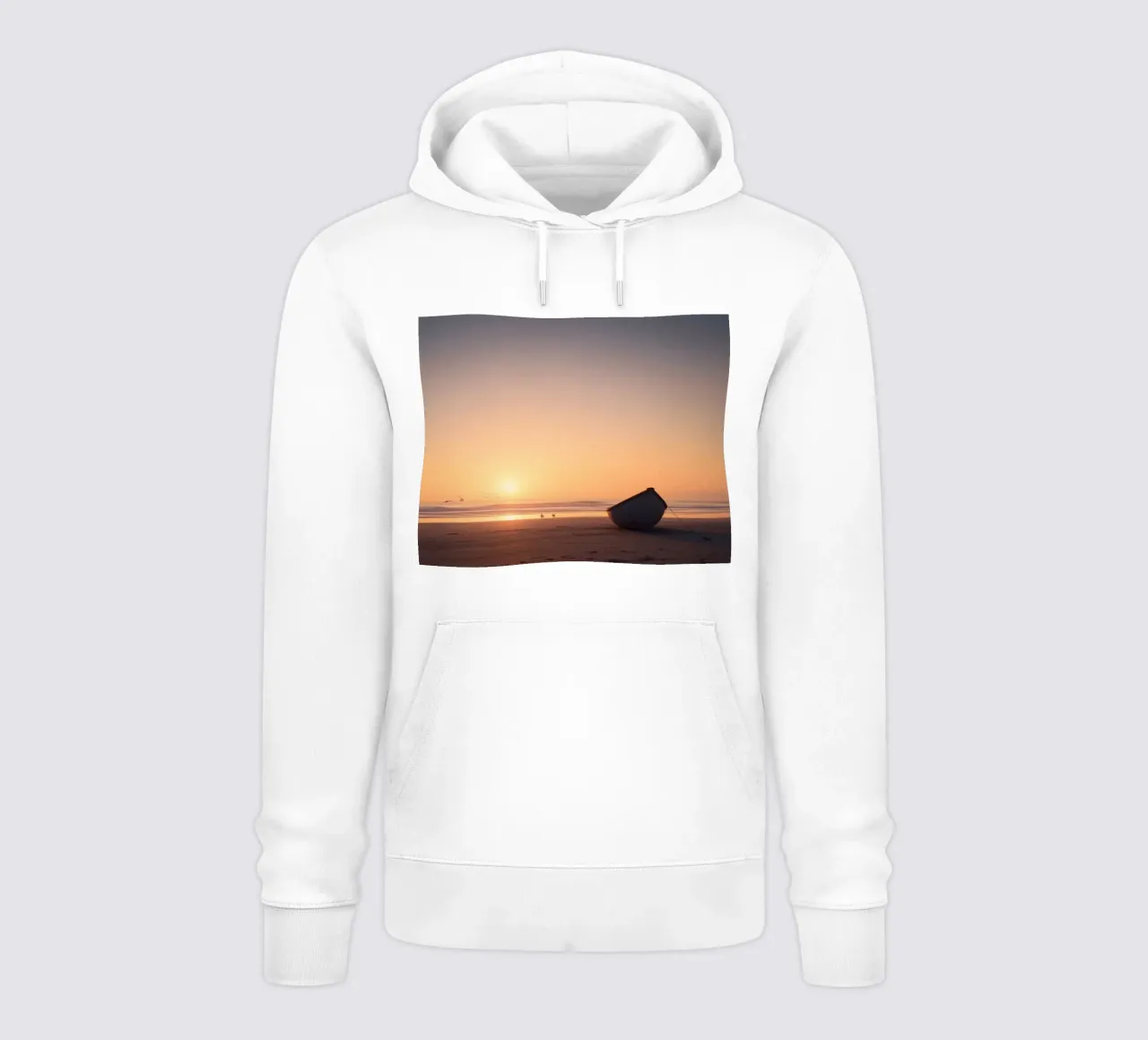 Vista del tramonto con una barca solitaria su una spiaggia tranquilla che mette in evidenza felpa con cappuccio da DesignDoodle