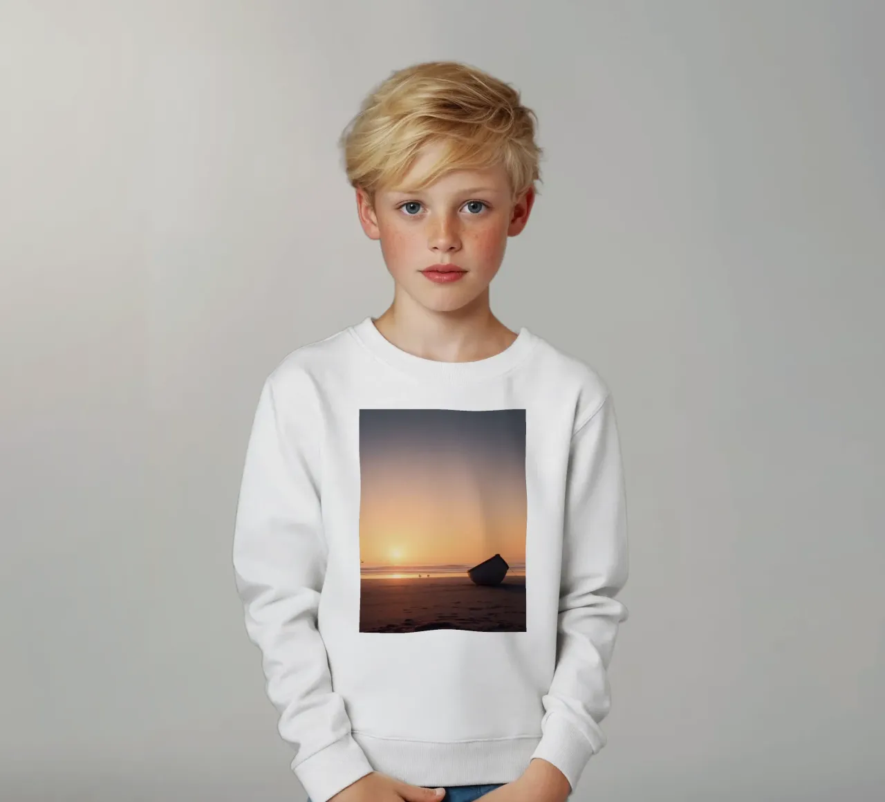 Vista de la puesta de sol con una barca solitaria en una playa tranquila que muestra sudadera para niño de DesignDoodle
