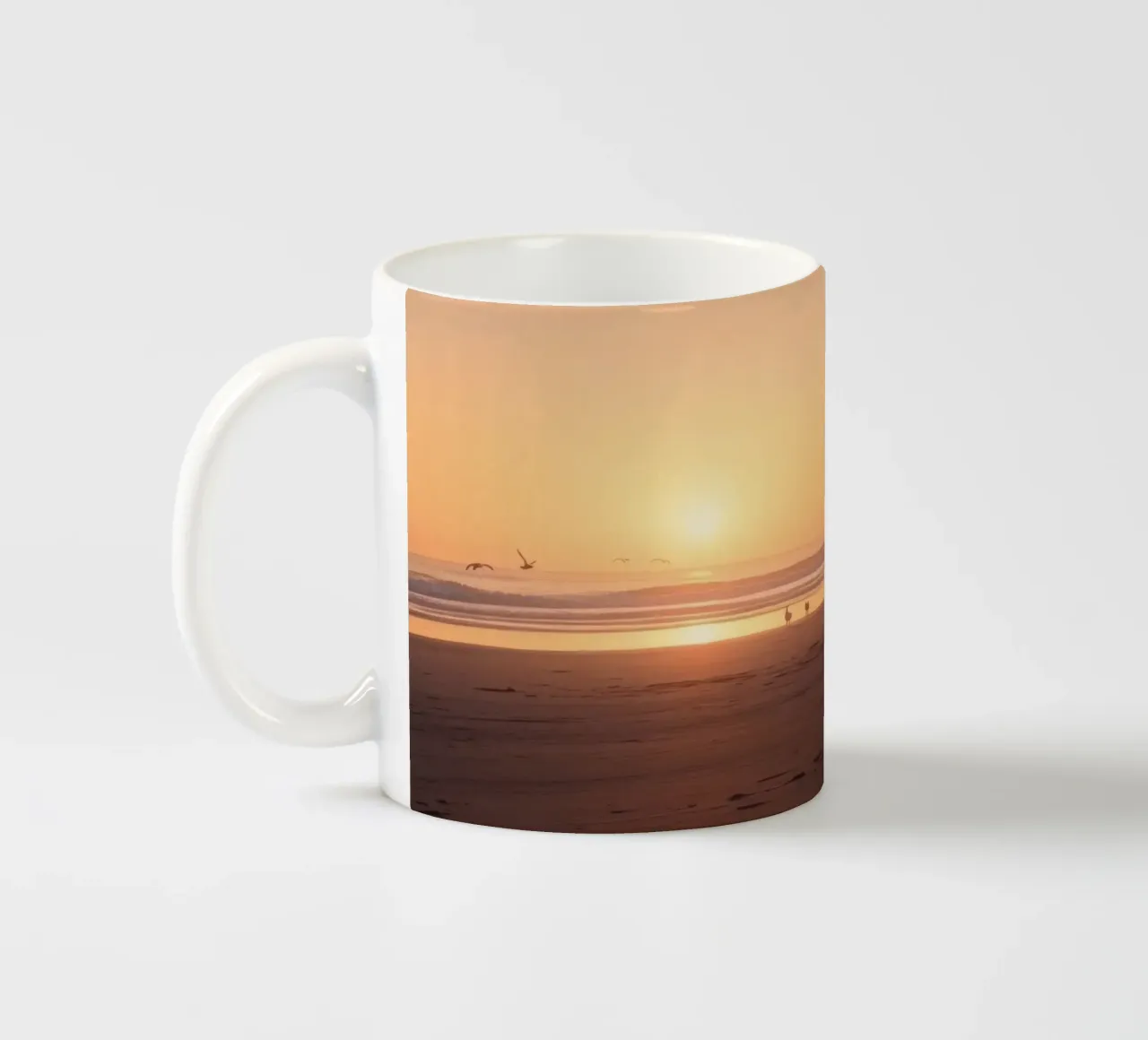 Zonsondergang met een eenzame boot op een rustig strand met keramische mok van DesignDoodle