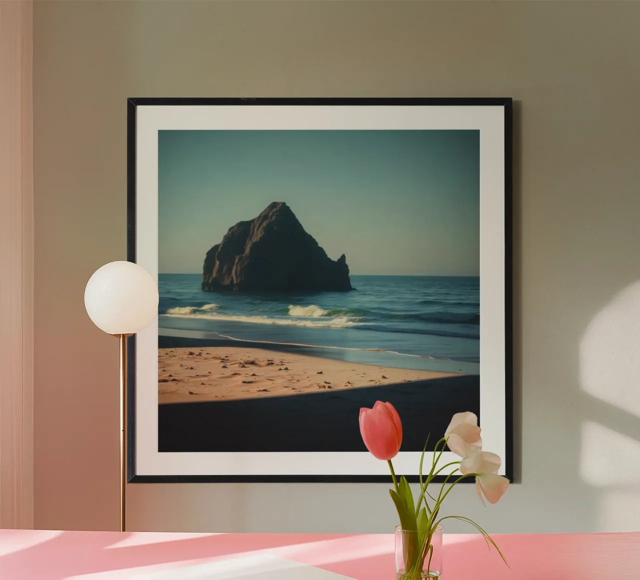 Majestueux affleurement rocheux entouré de douces vagues de l'océan poster de DesignDoodle