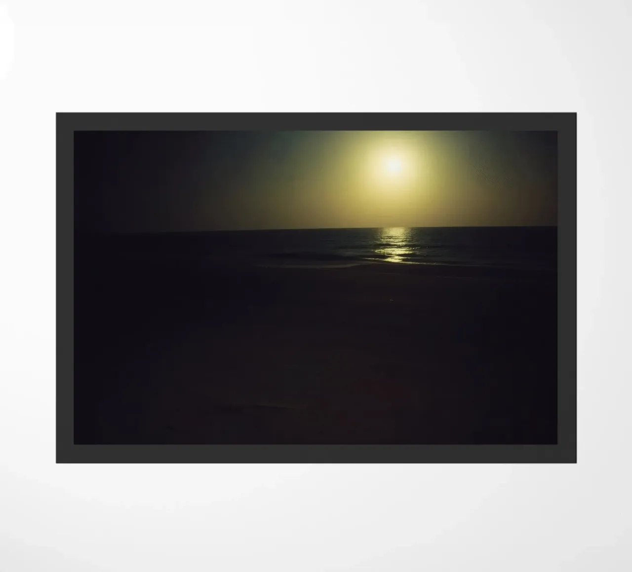 Notte di spiaggia al chiaro di luna con acqua scintillante sotto un cielo limpido zerbino da DesignDoodle