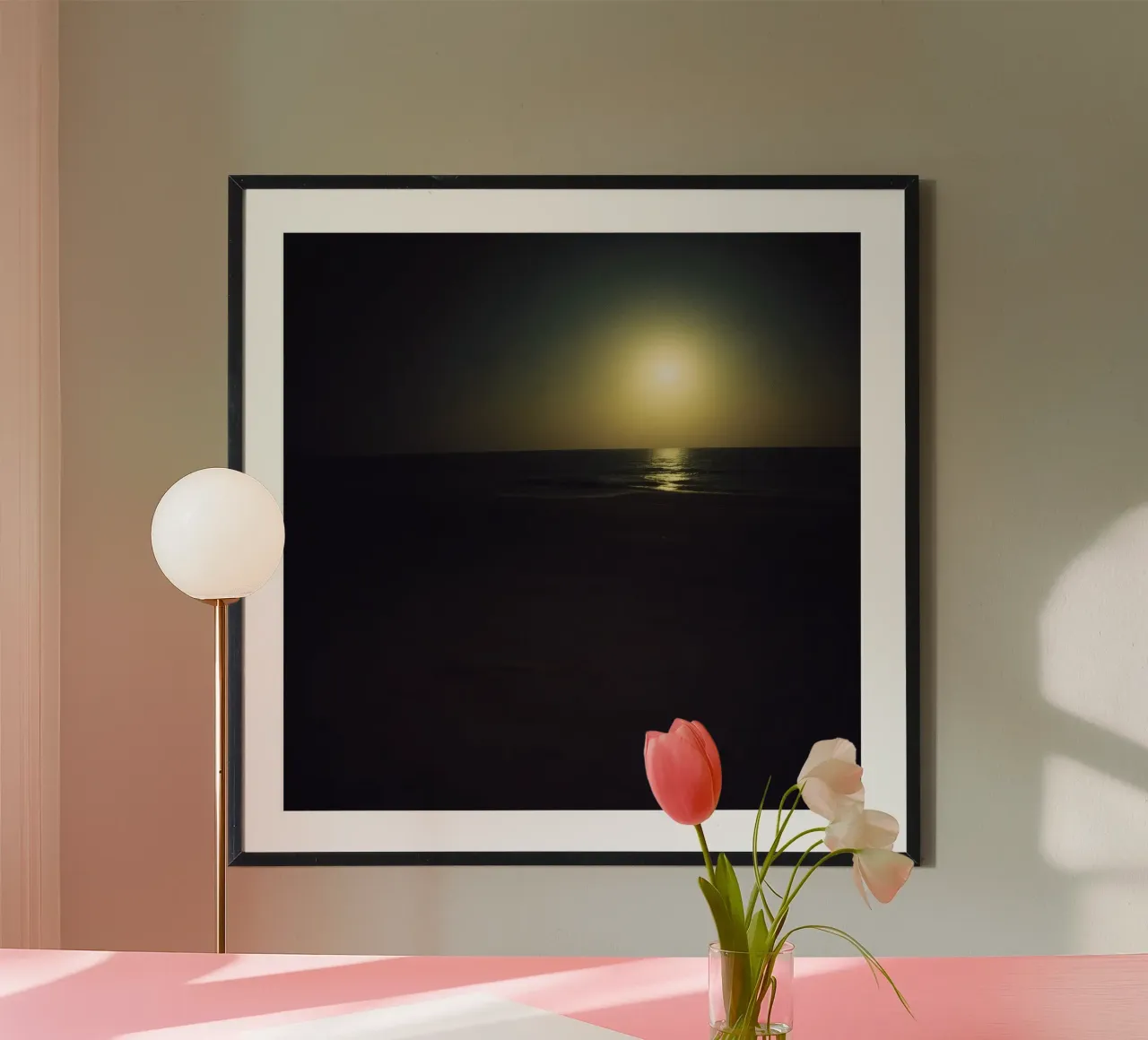 Noche de playa iluminada por la luna con agua resplandeciente bajo un cielo despejado poster con marco de plástico de DesignDoodle
