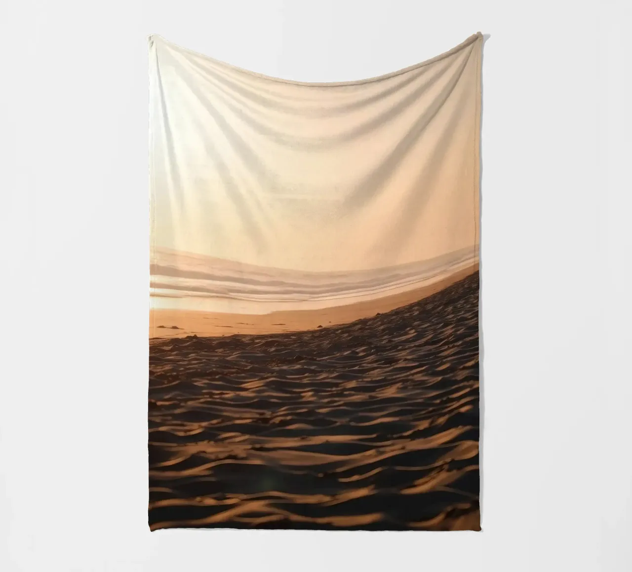 Gouden zonsondergang over rustig strand met zachte golven en zachte fleecedeken van DesignDoodle