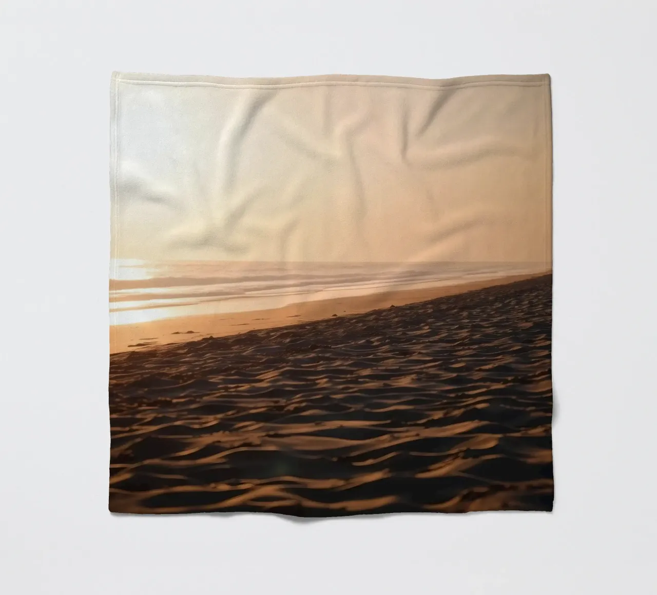 Gouden zonsondergang over rustig strand met zachte golven en zachte fleecedeken van DesignDoodle