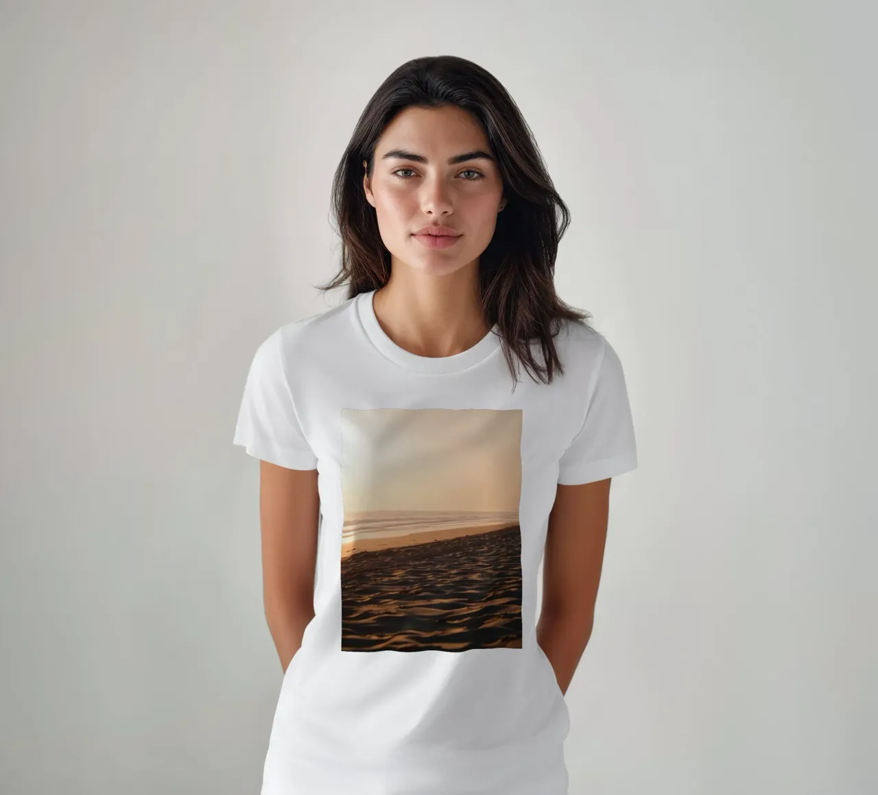 Gouden zonsondergang over rustig strand met zachte golven en zachte t-shirt van DesignDoodle