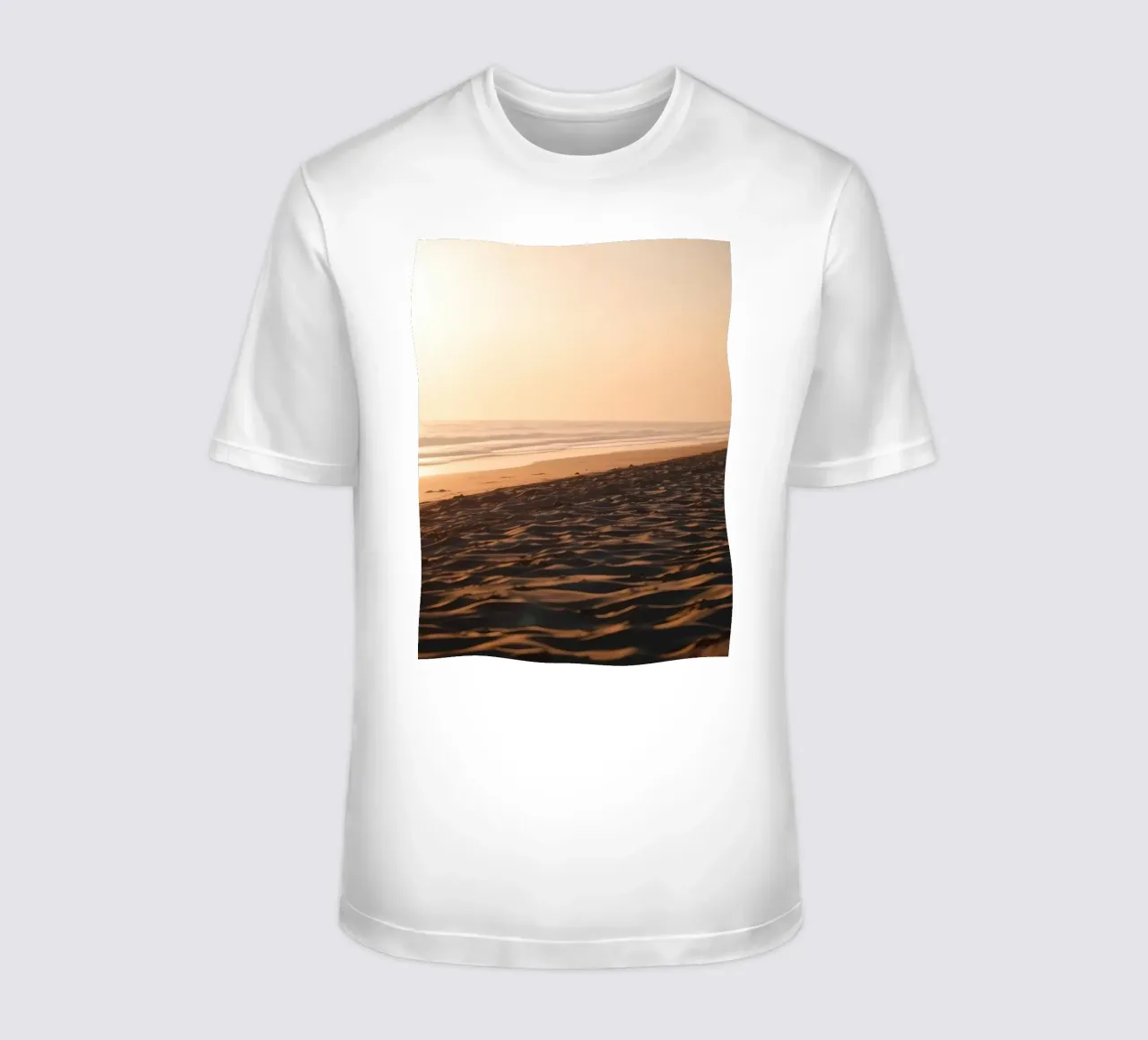 Gouden zonsondergang over rustig strand met zachte golven en zachte t-shirt van DesignDoodle