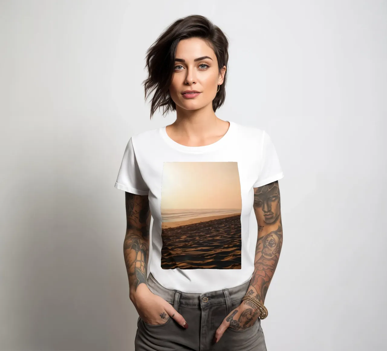 Gouden zonsondergang over rustig strand met zachte golven en zachte dames t-shirt getailleerd van DesignDoodle