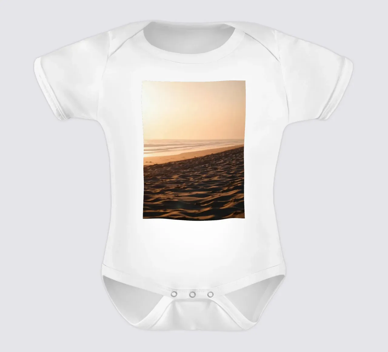 Gouden zonsondergang over rustig strand met zachte golven en zachte babyrompertje korte mouwen van DesignDoodle