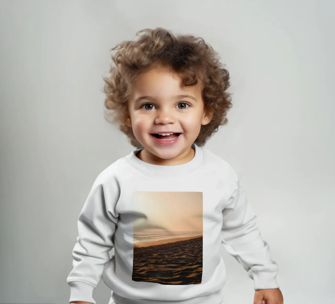 Tramonto d'oro su una spiaggia tranquilla con onde dolci e morbide. felpa neonato da DesignDoodle
