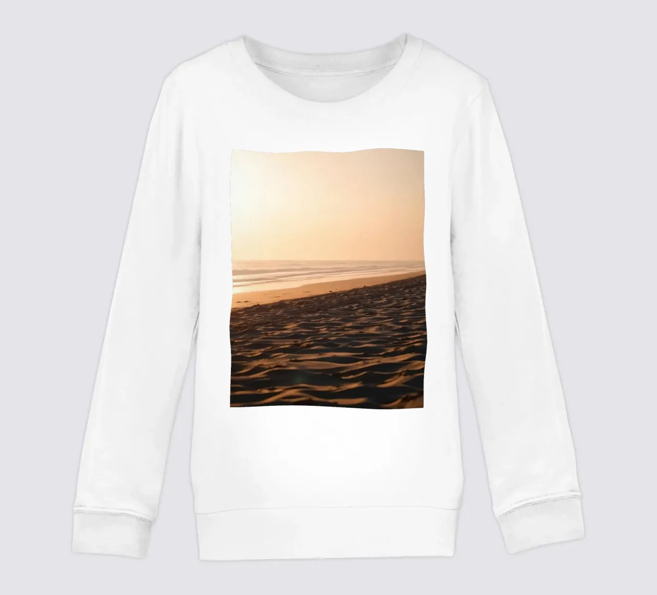 Tramonto d'oro su una spiaggia tranquilla con onde dolci e morbide. felpa bambino da DesignDoodle
