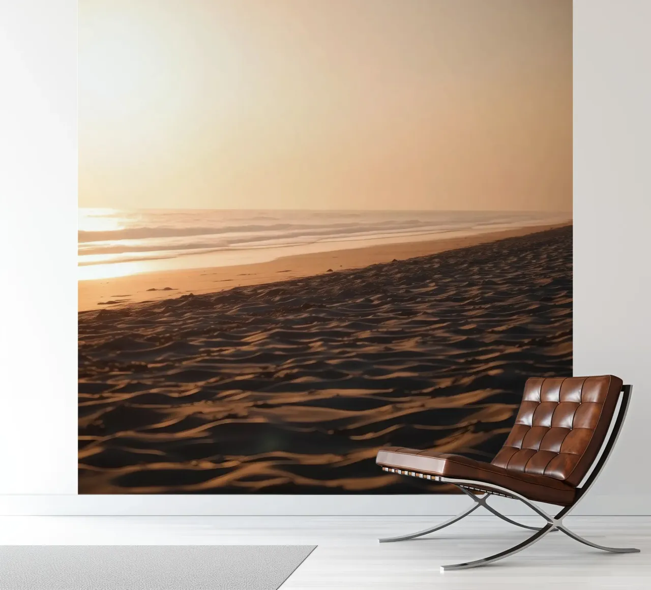 Gouden zonsondergang over rustig strand met zachte golven en zachte fotobehang van DesignDoodle