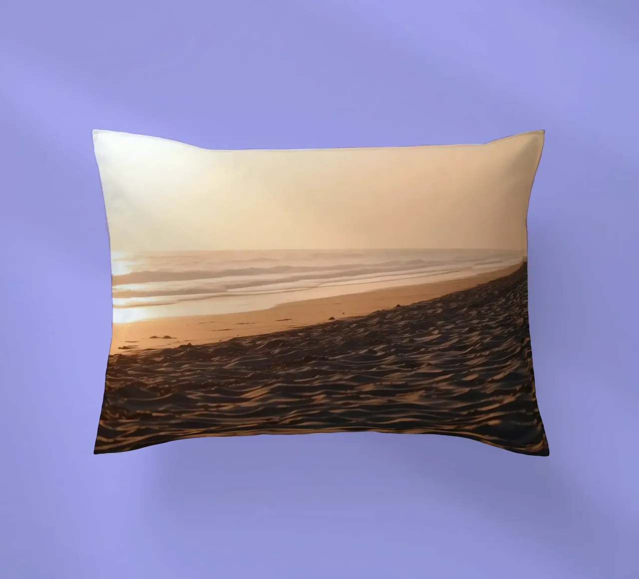 Gouden zonsondergang over rustig strand met zachte golven en zachte kussen van DesignDoodle