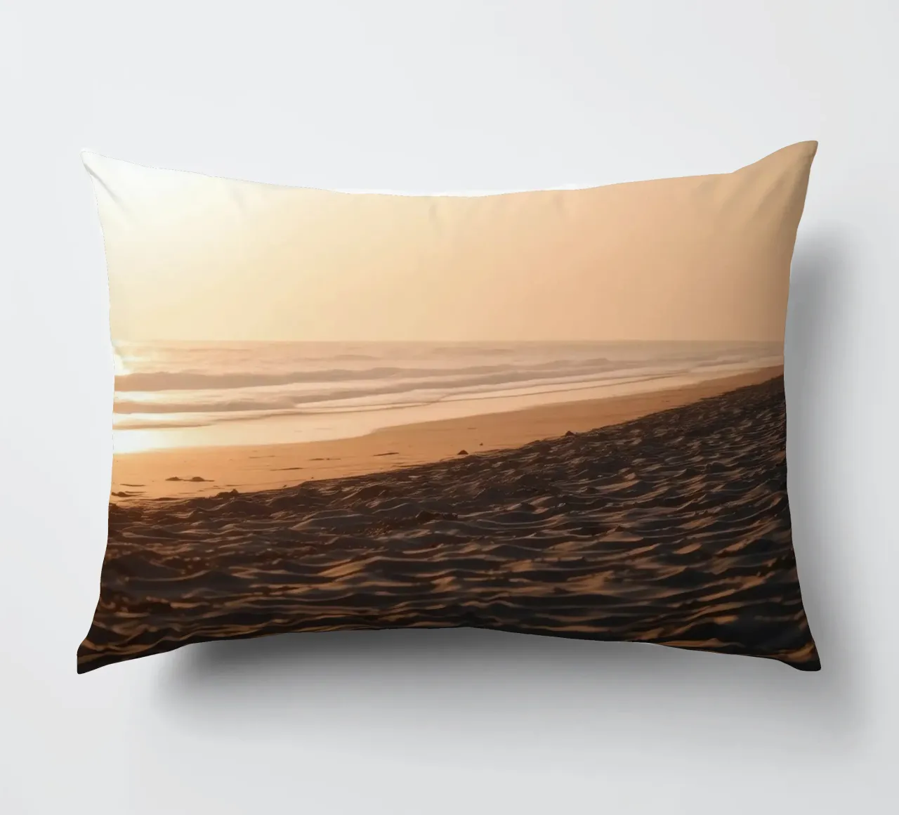 Gouden zonsondergang over rustig strand met zachte golven en zachte kussen van DesignDoodle