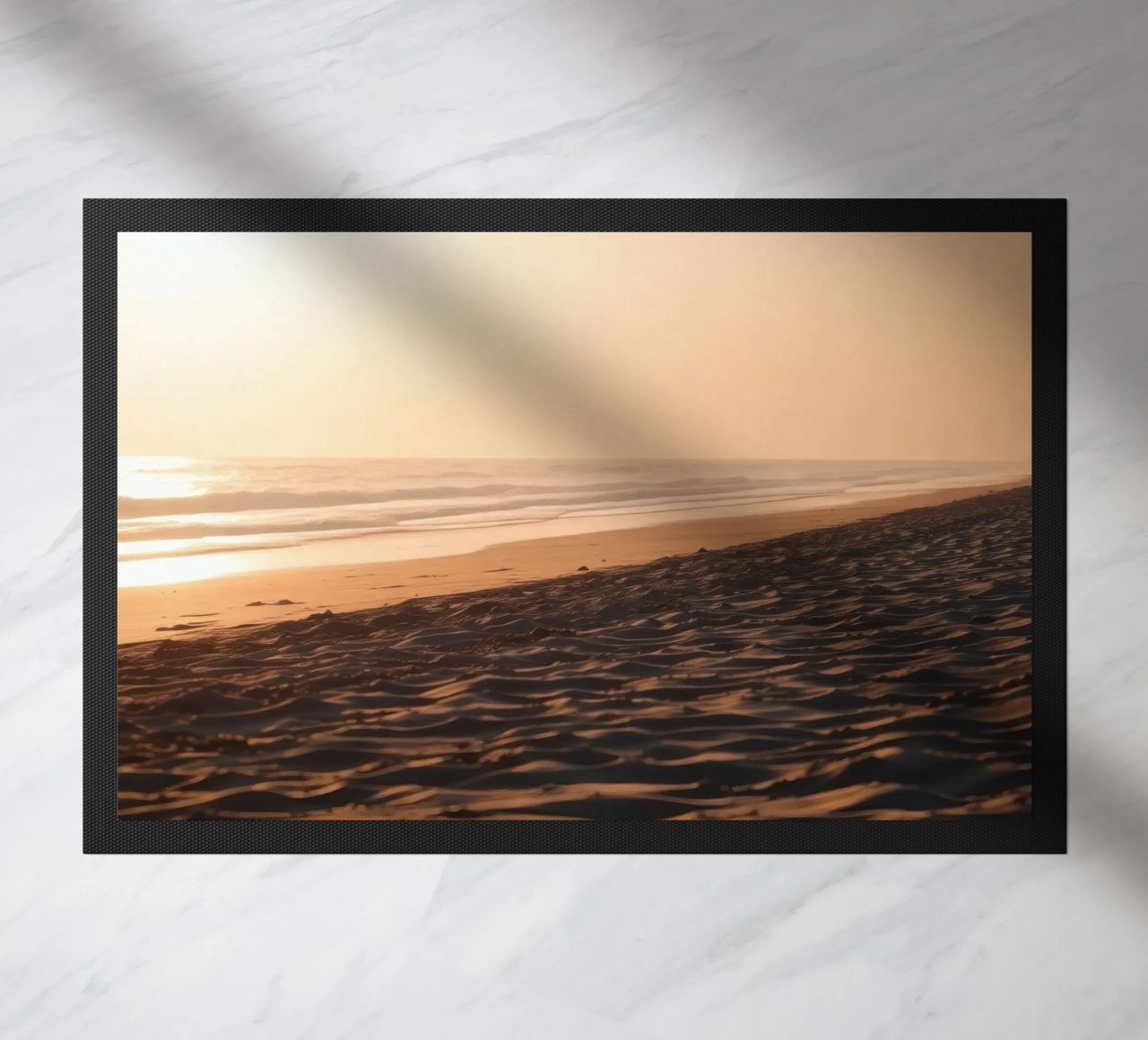 Tramonto d'oro su una spiaggia tranquilla con onde dolci e morbide. zerbino da DesignDoodle