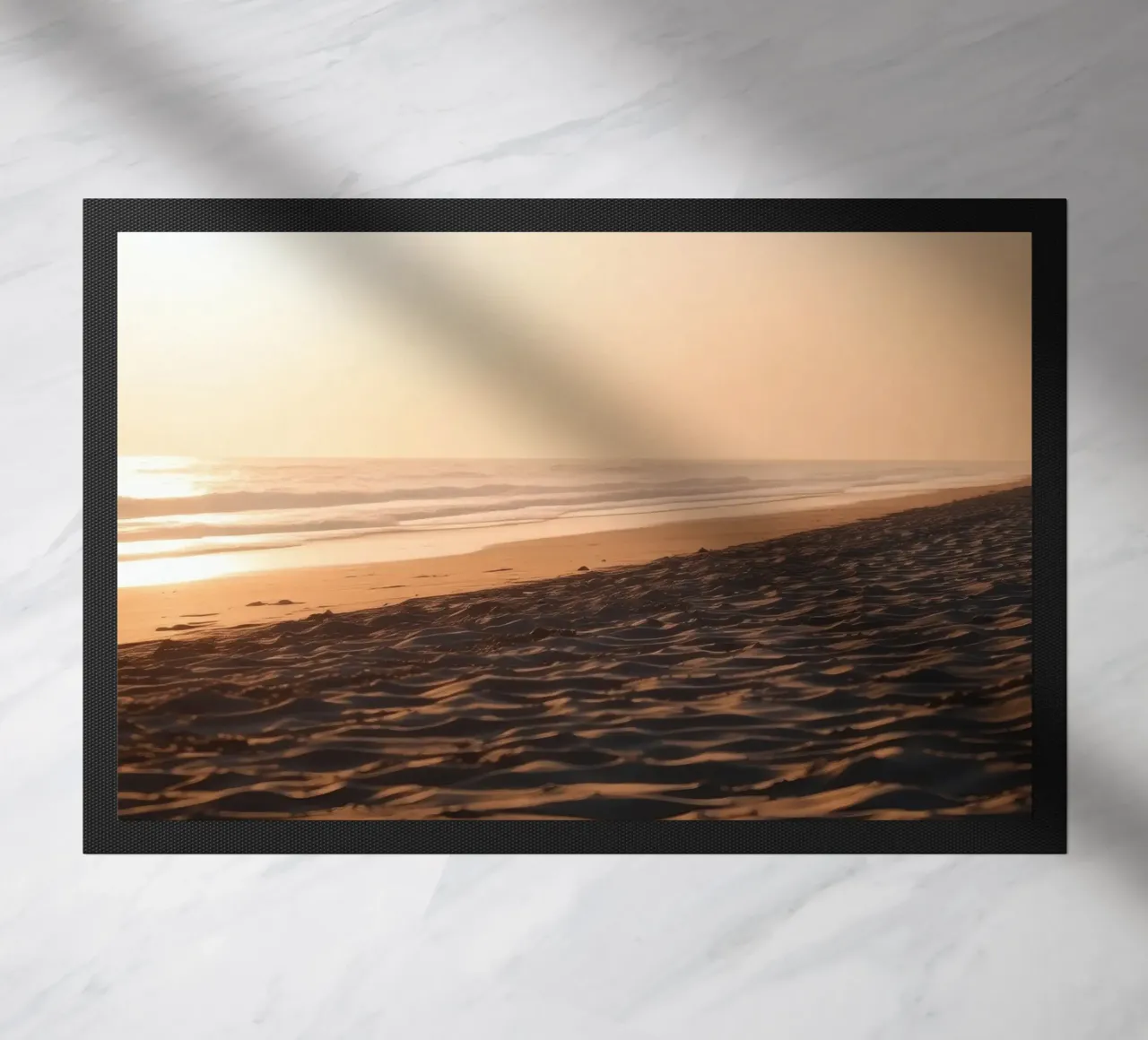Tramonto d'oro su una spiaggia tranquilla con onde dolci e morbide. zerbino da DesignDoodle