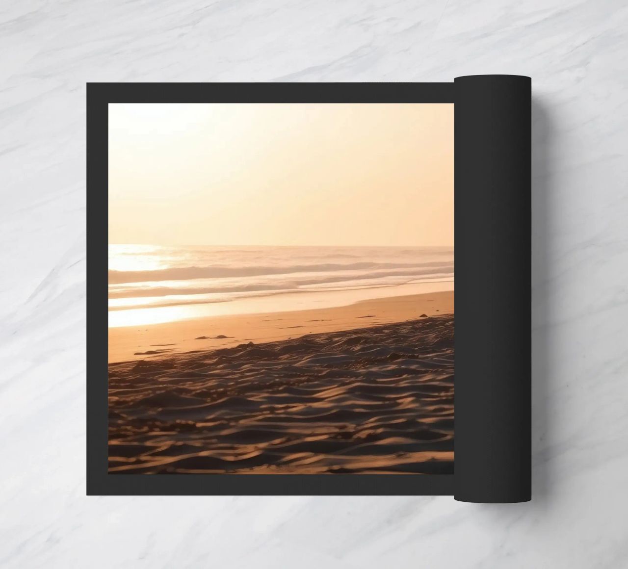 Tramonto d'oro su una spiaggia tranquilla con onde dolci e morbide. zerbino da DesignDoodle