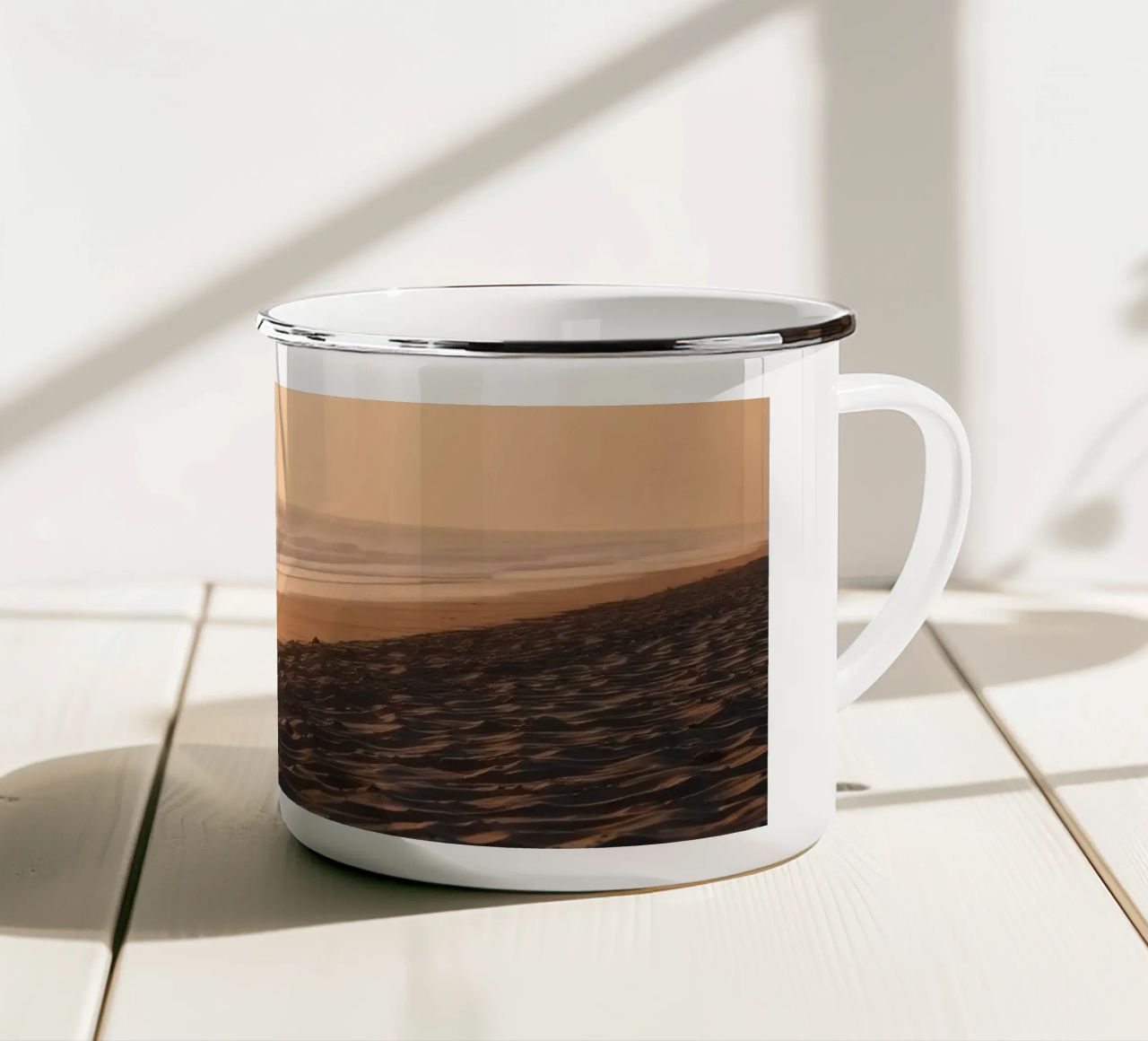 Tramonto d'oro su una spiaggia tranquilla con onde dolci e morbide. tazza in smalto da DesignDoodle