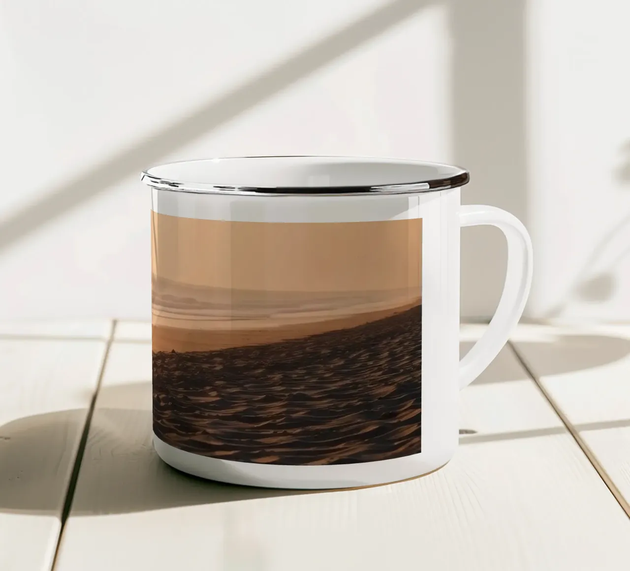 Tramonto d'oro su una spiaggia tranquilla con onde dolci e morbide. tazza in smalto da DesignDoodle