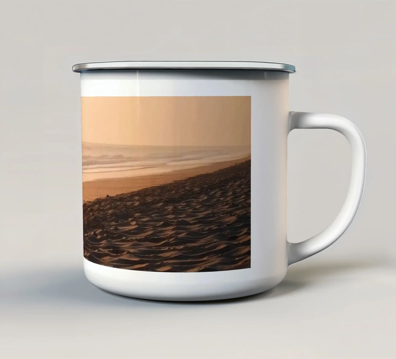 Tramonto d'oro su una spiaggia tranquilla con onde dolci e morbide. tazza in smalto da DesignDoodle