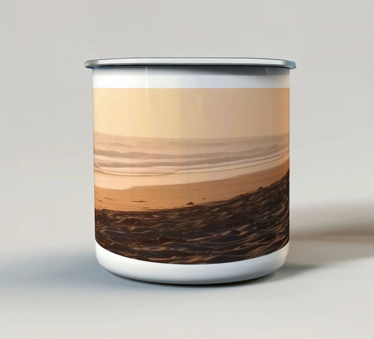Tramonto d'oro su una spiaggia tranquilla con onde dolci e morbide. tazza in smalto da DesignDoodle