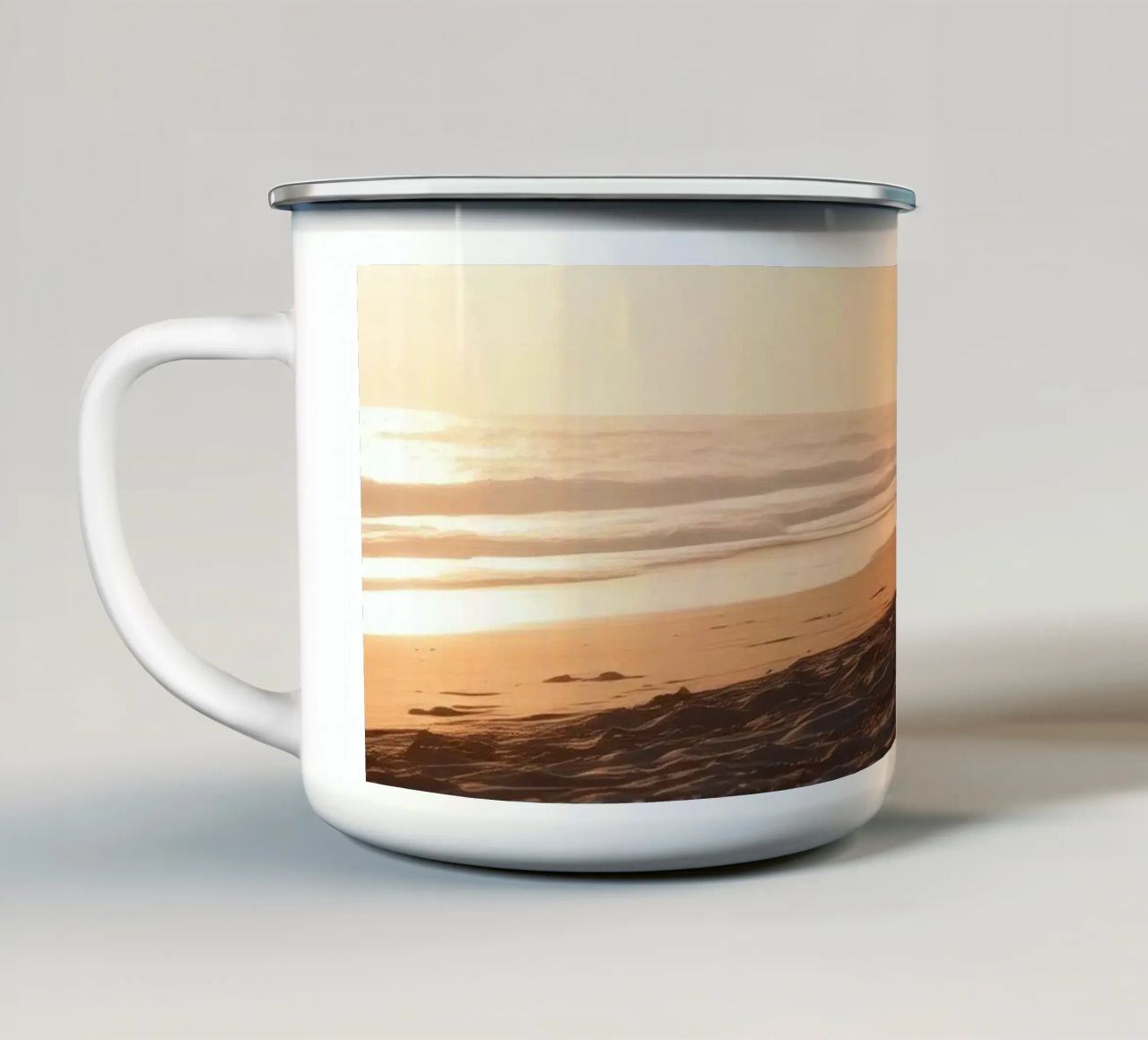Tramonto d'oro su una spiaggia tranquilla con onde dolci e morbide. tazza in smalto da DesignDoodle