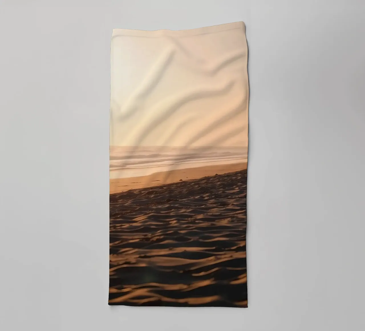 Gouden zonsondergang over rustig strand met zachte golven en zachte badhanddoek van DesignDoodle