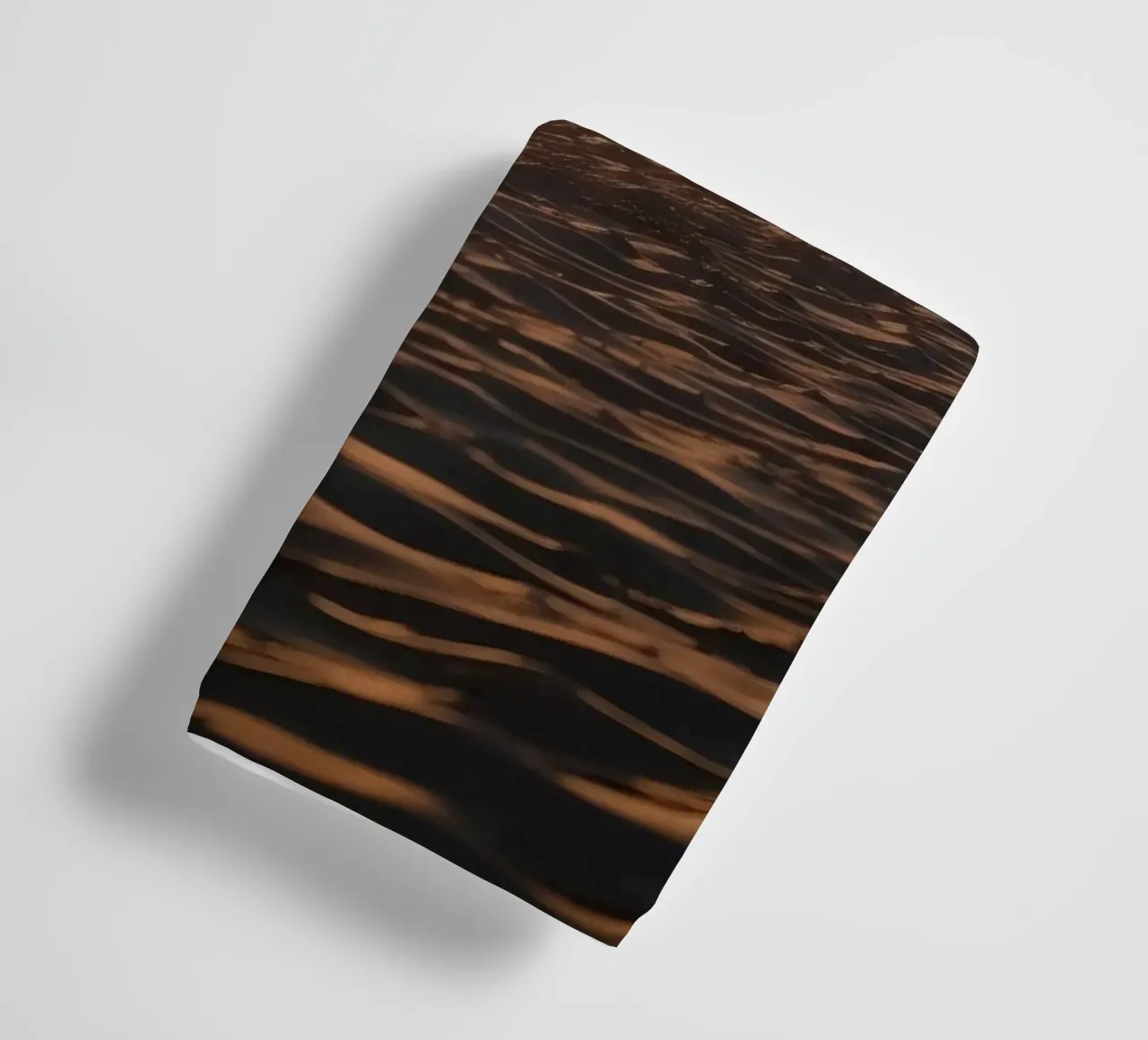 Tramonto d'oro su una spiaggia tranquilla con onde dolci e morbide. asciugamano da bagno da DesignDoodle