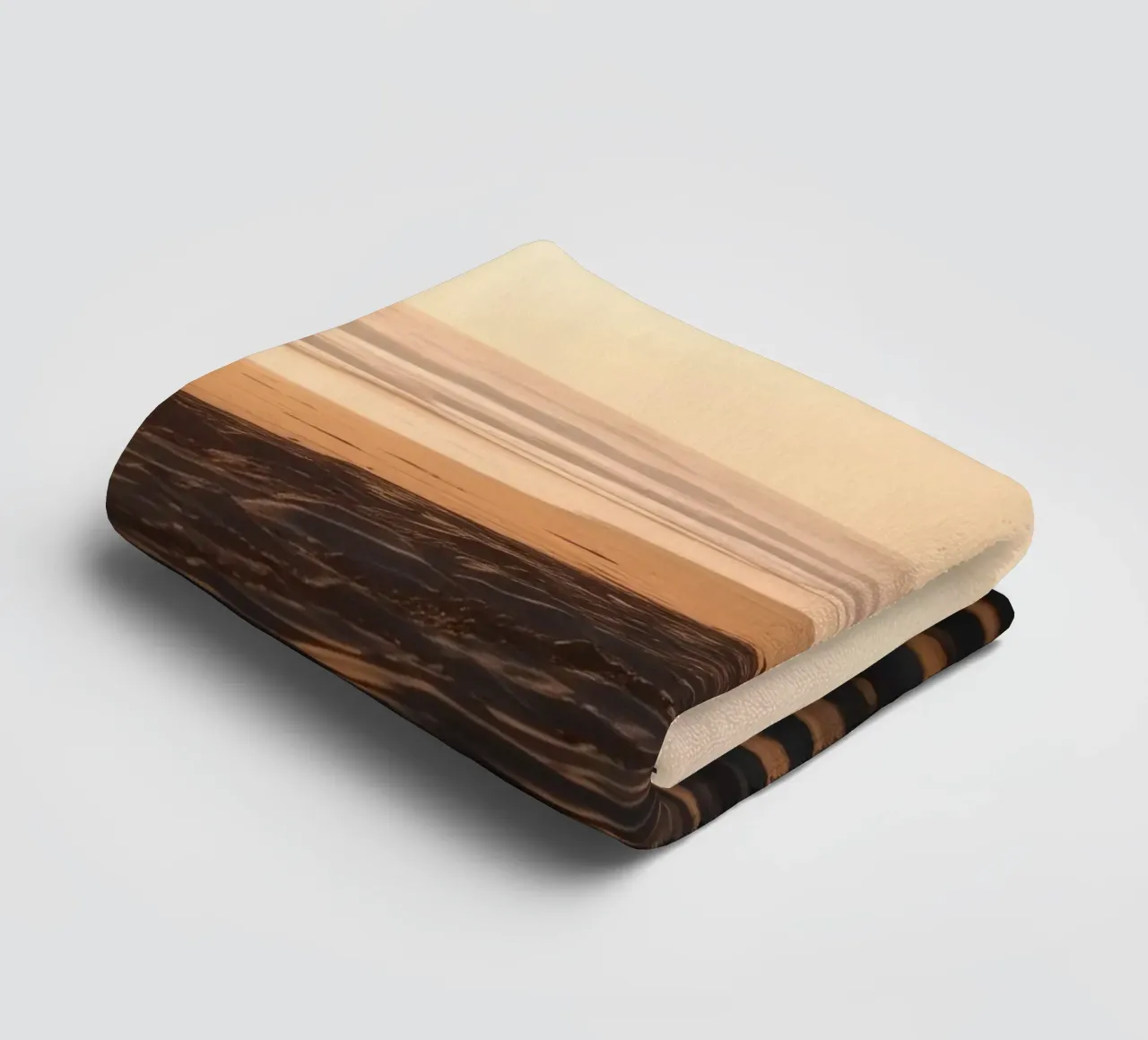 Tramonto d'oro su una spiaggia tranquilla con onde dolci e morbide. asciugamano da bagno da DesignDoodle