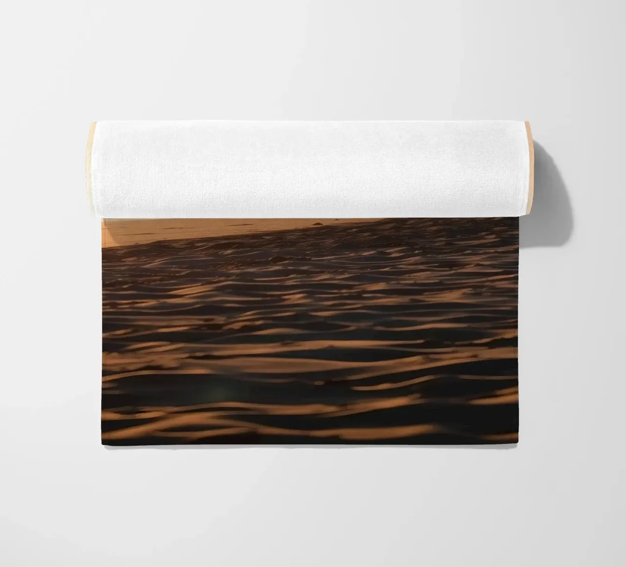 Gouden zonsondergang over rustig strand met zachte golven en zachte strandhanddoek van DesignDoodle