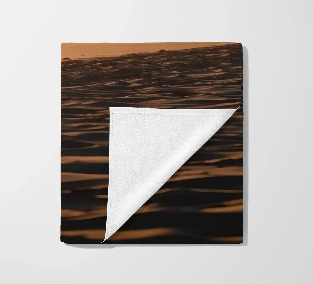 Gouden zonsondergang over rustig strand met zachte golven en zachte strandhanddoek van DesignDoodle