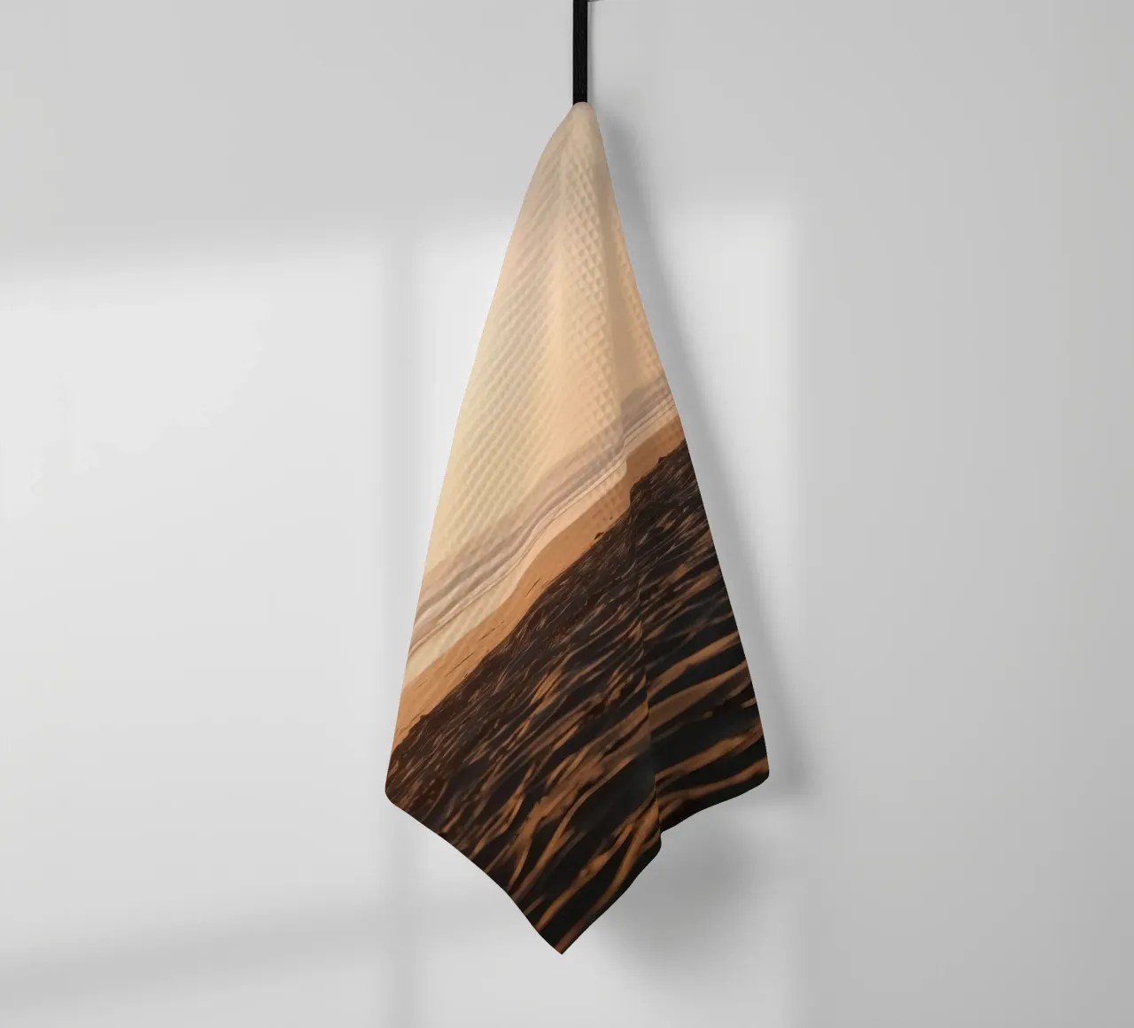 Gouden zonsondergang over rustig strand met zachte golven en zachte theedoek van DesignDoodle