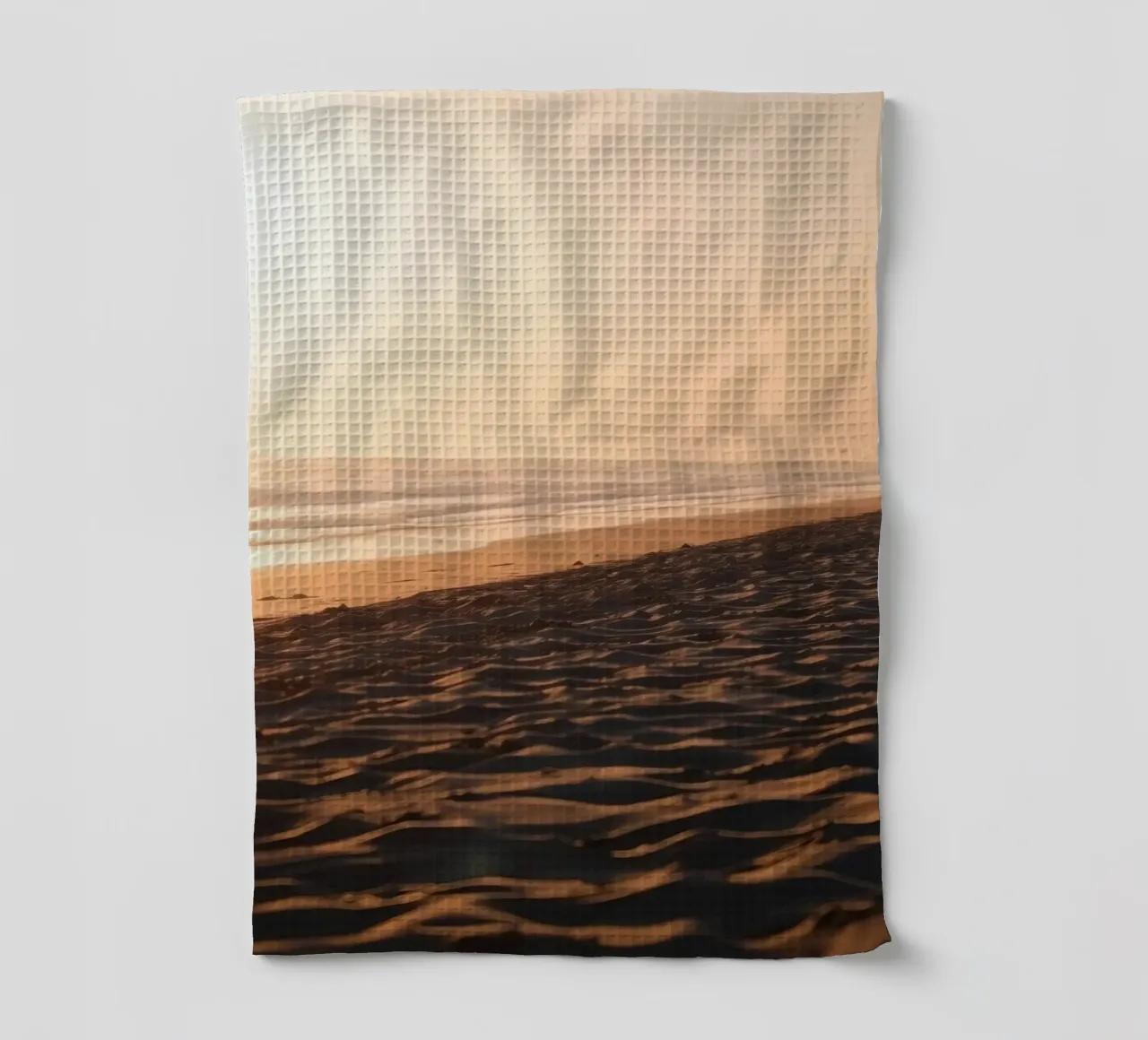 Gouden zonsondergang over rustig strand met zachte golven en zachte theedoek van DesignDoodle