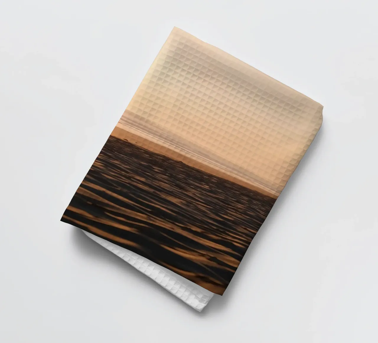 Gouden zonsondergang over rustig strand met zachte golven en zachte theedoek van DesignDoodle