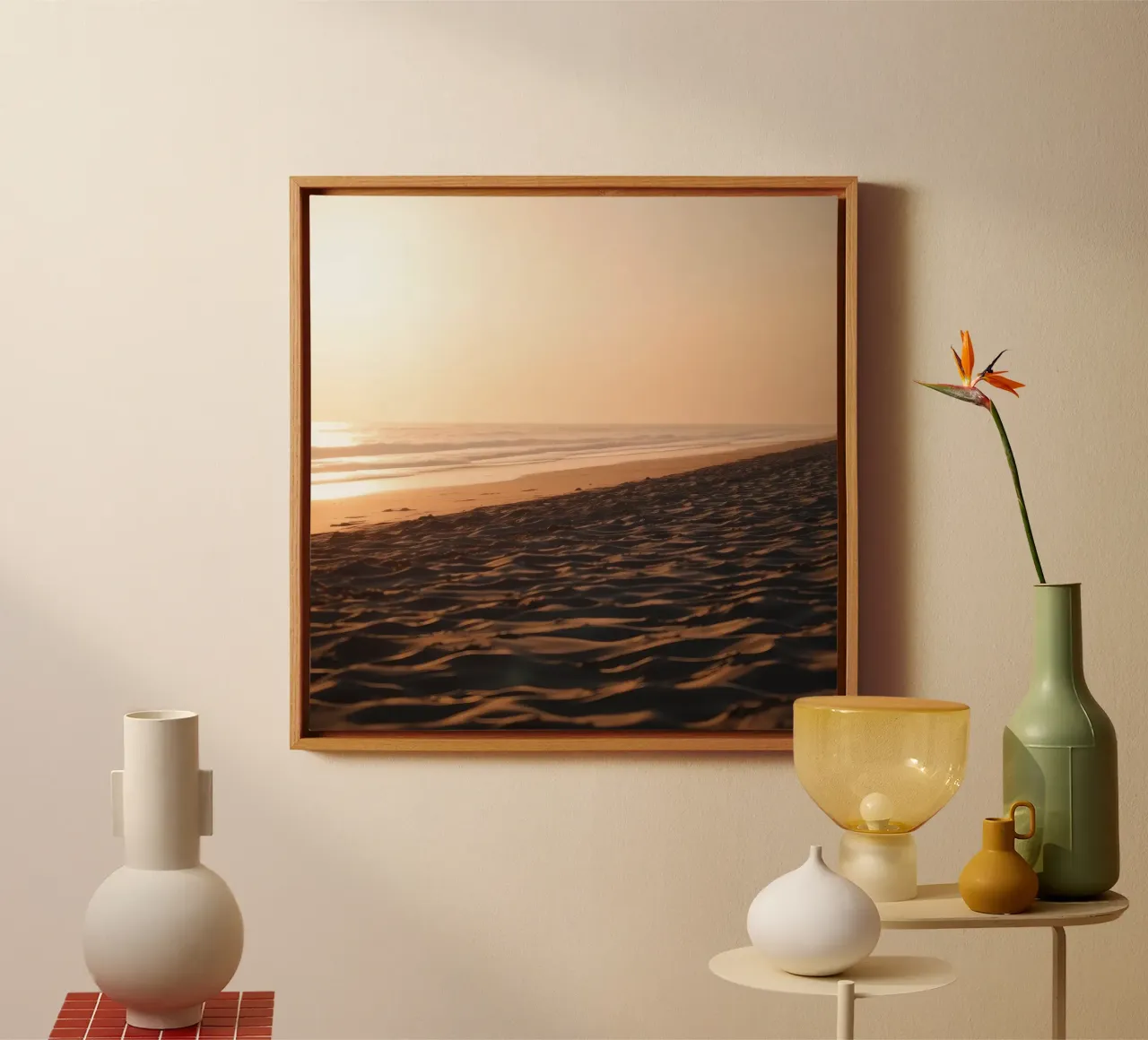 Goldener Sonnenuntergang ĂŒber einem ruhigen Strand mit sanften Wellen und weichen Leinwand von DesignDoodle