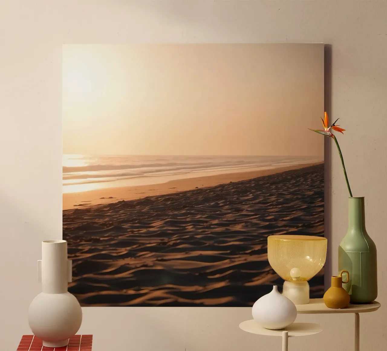 Goldener Sonnenuntergang ĂŒber einem ruhigen Strand mit sanften Wellen und weichen Leinwand von DesignDoodle