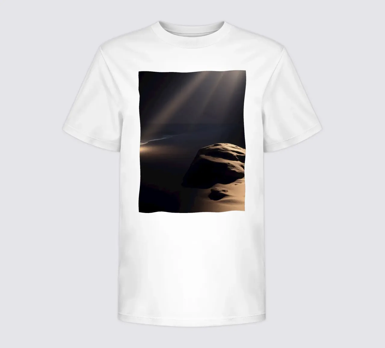 Des faisceaux lumineux éclairent un rocher solitaire sur une plage de sable sombre. t-shirt enfant de DesignDoodle