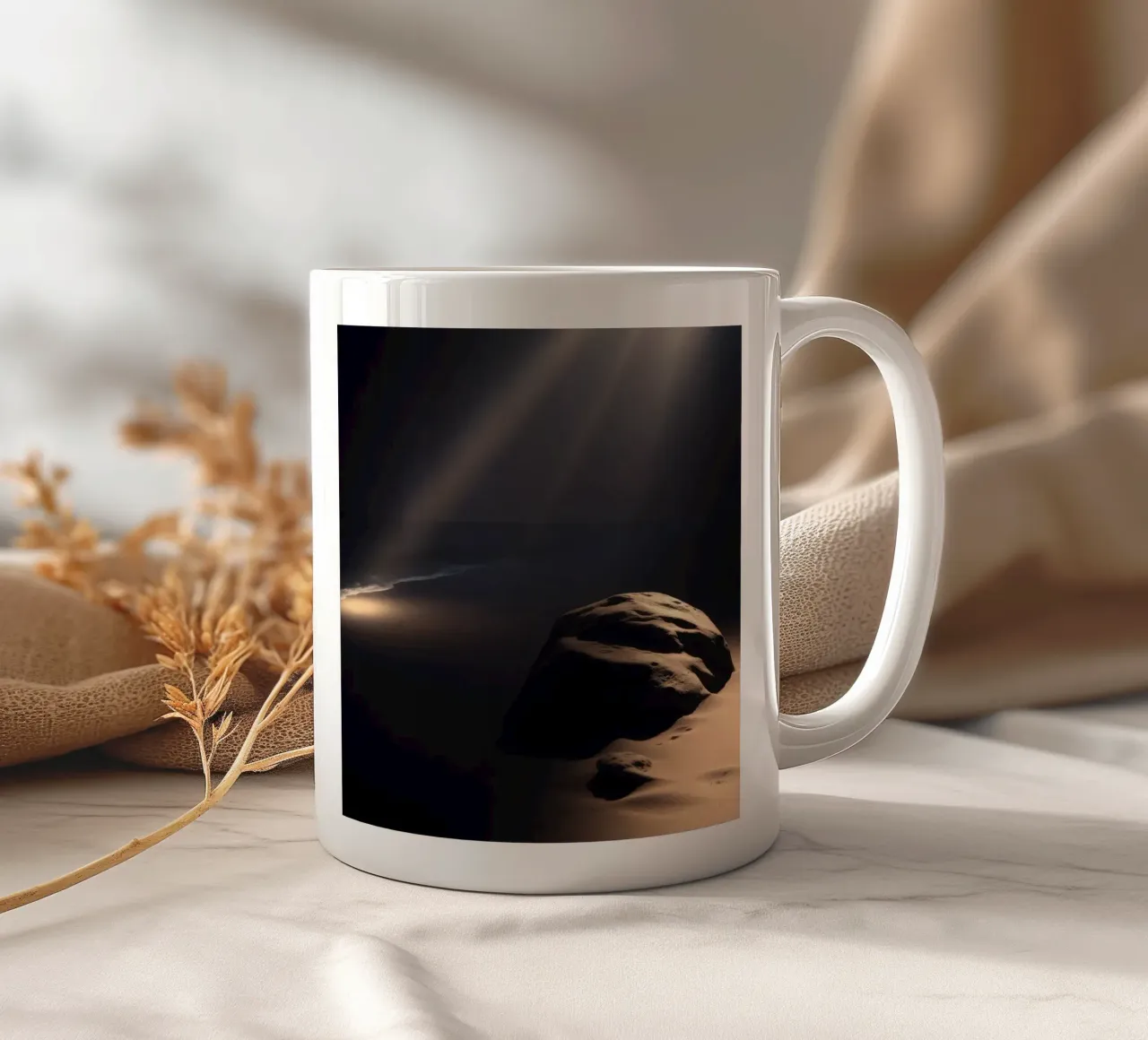 Fasci di luce illuminano una roccia solitaria su una spiaggia scura e sabbiosa tazza in ceramica da DesignDoodle